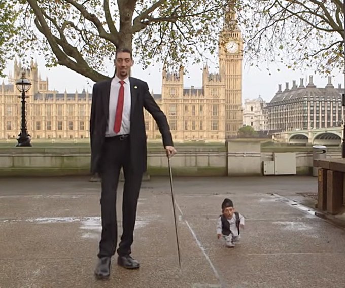 दुनिया का सबसे लंबा आदमी सुल्तान कोसेन, तुर्की की सड़कों पर घूमते वीडियो वायरल