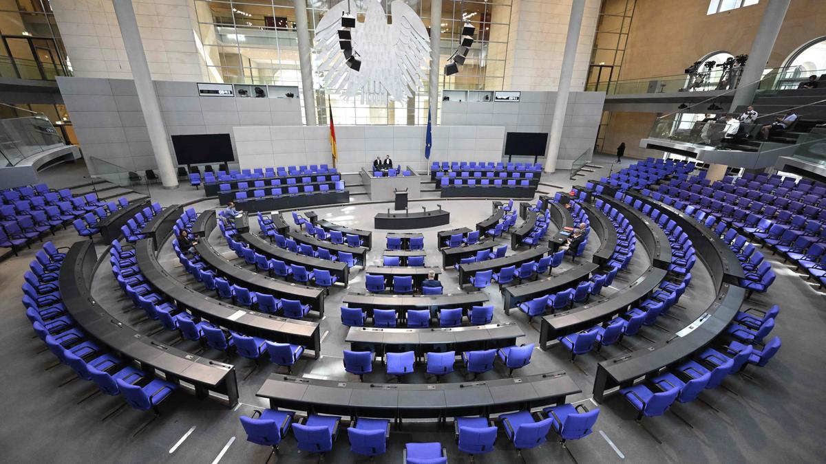 Shrinking the Giant: The German Bundestag’s Downsizing Dilemma
